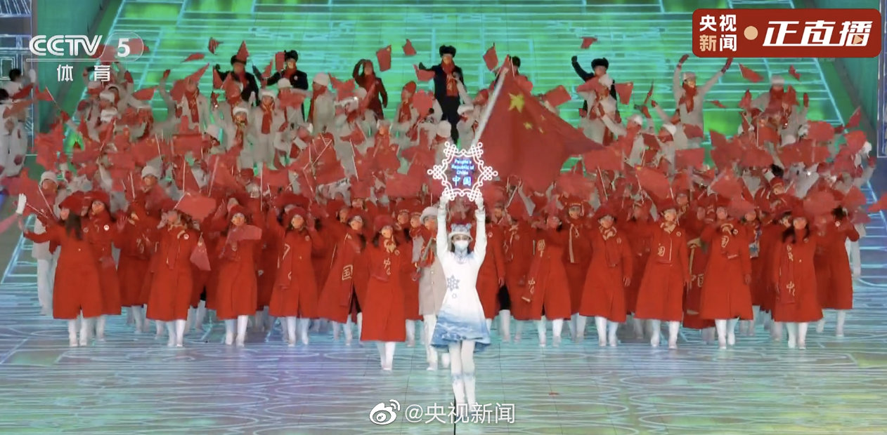 身披中國紅!中國奧運(yùn)代表團(tuán)入場
