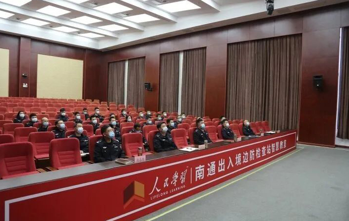 江蘇省南通市黨員干部通過“人民學(xué)習(xí)·智慧教室”集中學(xué)習(xí)，準(zhǔn)確把握最新“雙碳”工作重點(diǎn)和發(fā)展方向
