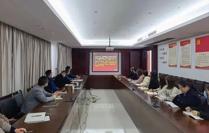 江蘇省南通市黨員干部通過“人民學(xué)習(xí)·智慧教室”集中學(xué)習(xí)，準(zhǔn)確把握最新“雙碳”工作重點(diǎn)和發(fā)展方向