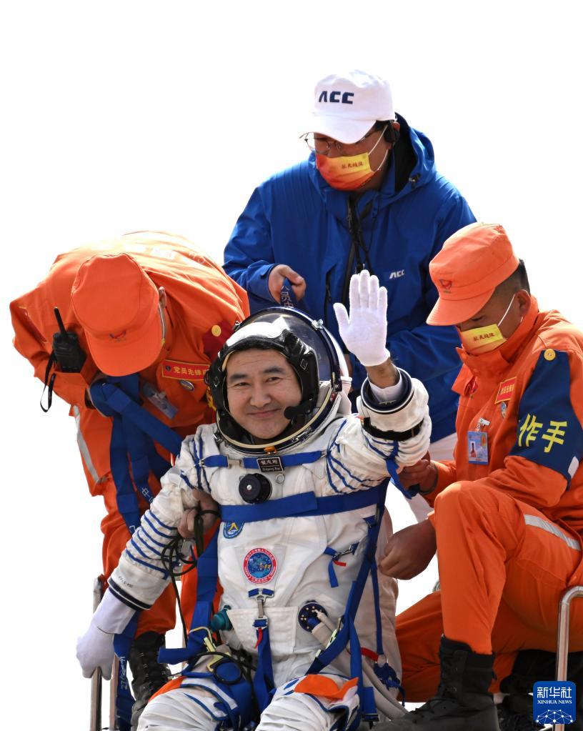 神舟十三號(hào)載人飛船返回艙成功著陸 飛行任務(wù)取得圓滿成功