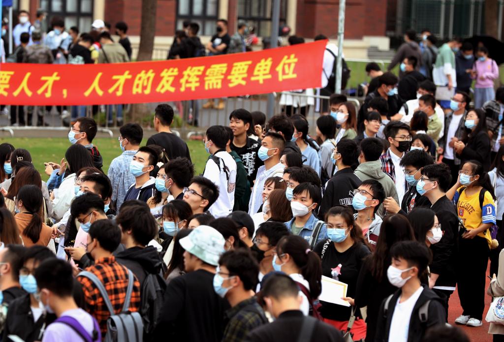 反向背調、拒絕內卷，當“00后”走向職場……