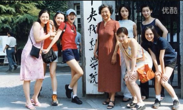 中戲96班“考古視頻”刷屏，背后的她藏不住了