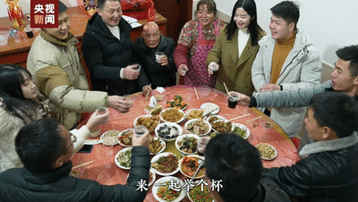梁順！三年了，你終于帶女朋友回家了！