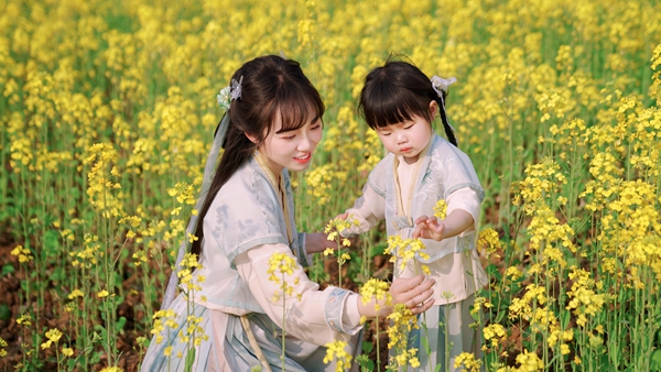 追漢服的小萬(wàn)姑娘
