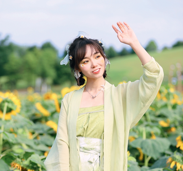 追漢服的小萬(wàn)姑娘