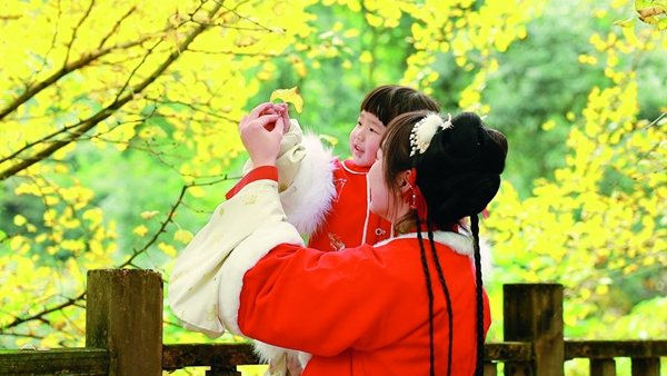 追漢服的小萬(wàn)姑娘