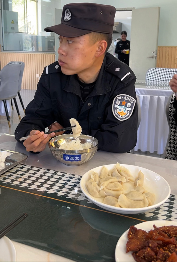 這頓飯，戍邊民警只吃了一口就哭了