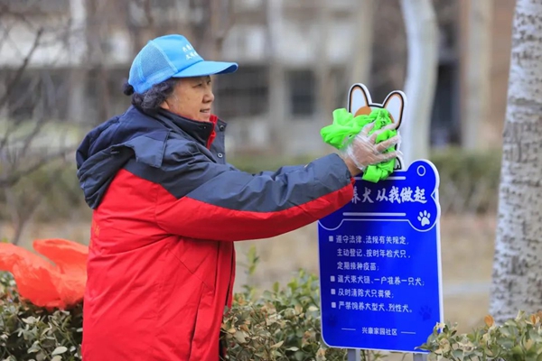 “銀齡管家”獻(xiàn)余熱，遛彎“挑刺”促文明