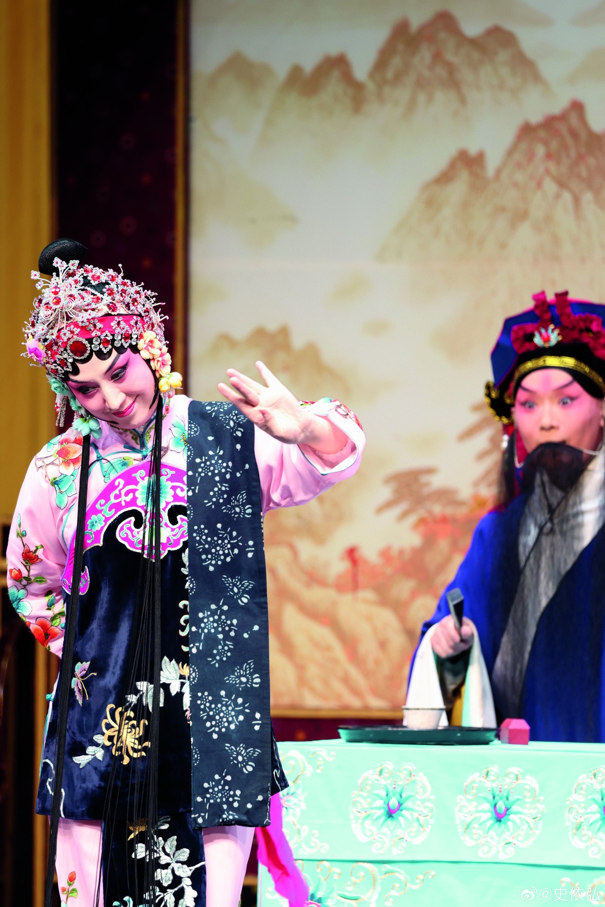 史依弘，一亮嗓就是國(guó)色天香