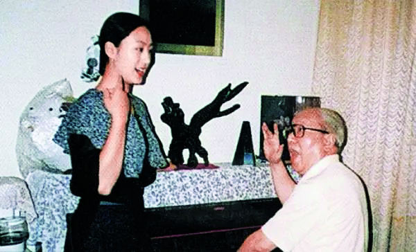 史依弘，一亮嗓就是國(guó)色天香